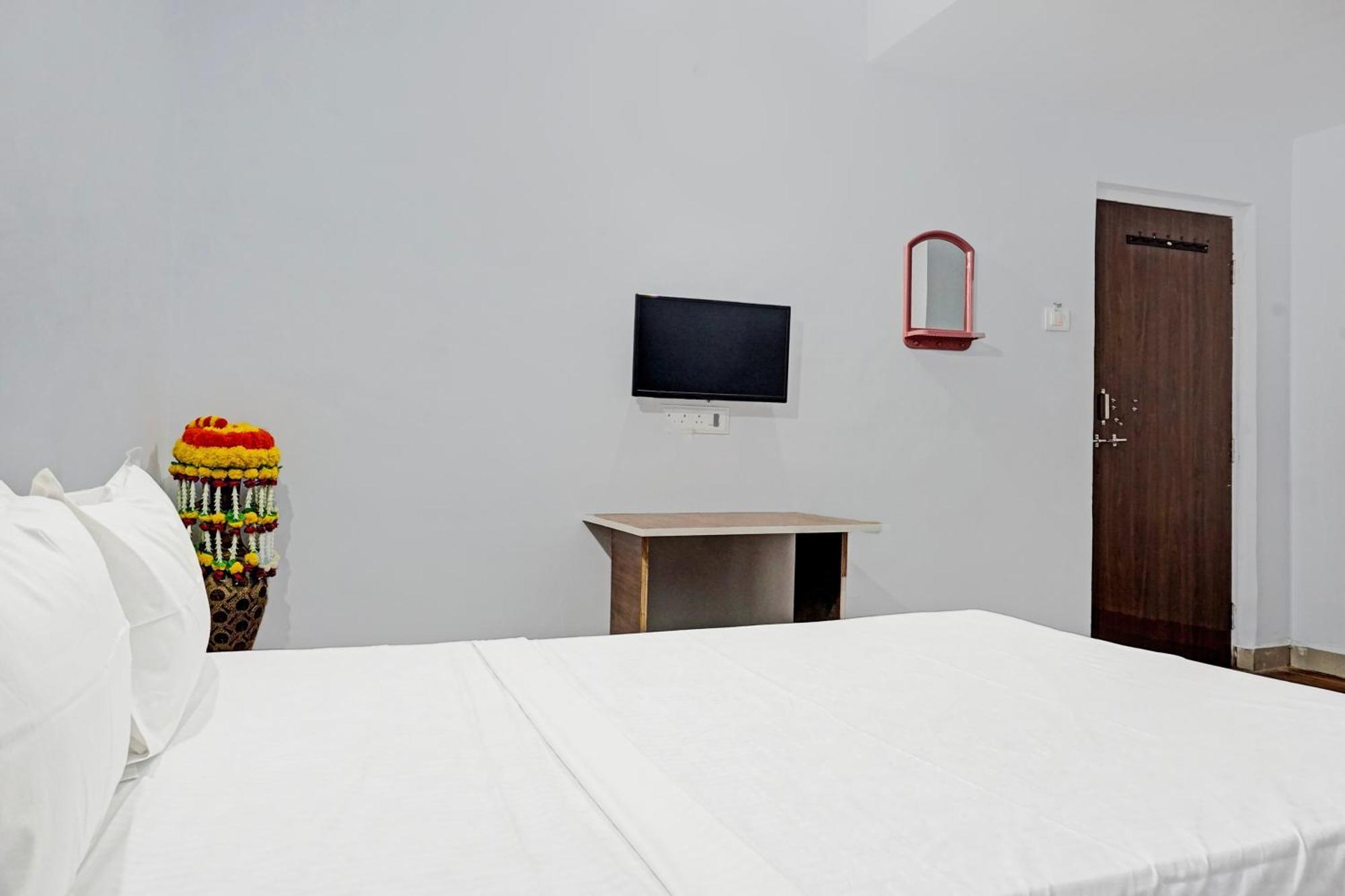 Oyo 820503 Lotus Lodge And Guest House Kharakvasla Ngoại thất bức ảnh