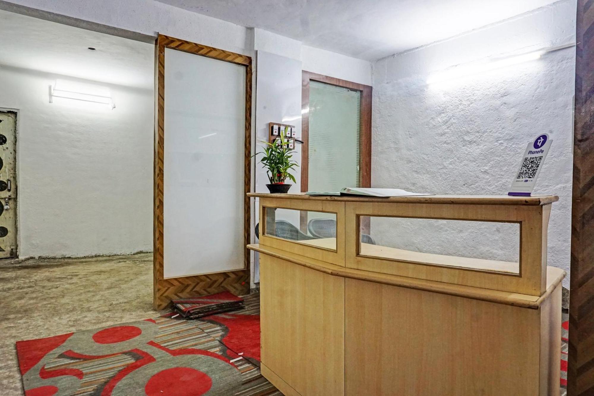 Oyo 820503 Lotus Lodge And Guest House Kharakvasla Ngoại thất bức ảnh