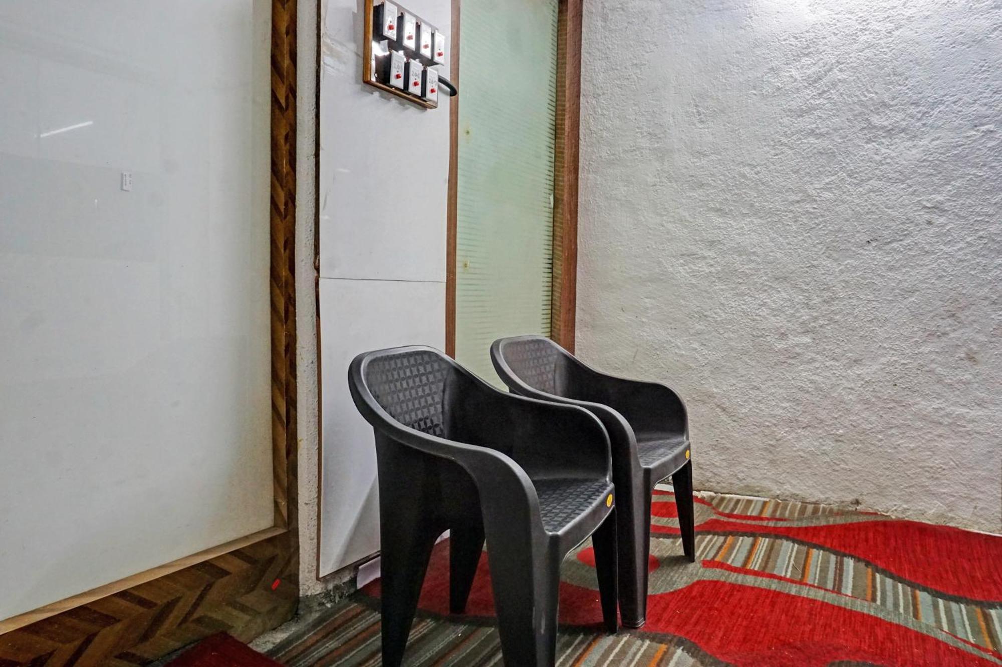 Oyo 820503 Lotus Lodge And Guest House Kharakvasla Ngoại thất bức ảnh