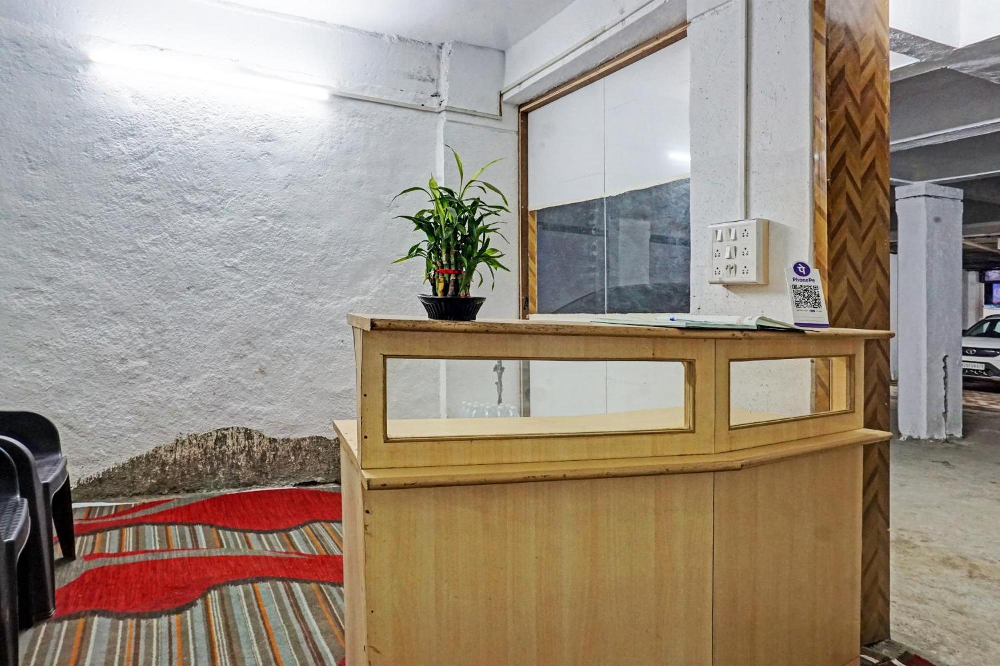 Oyo 820503 Lotus Lodge And Guest House Kharakvasla Ngoại thất bức ảnh