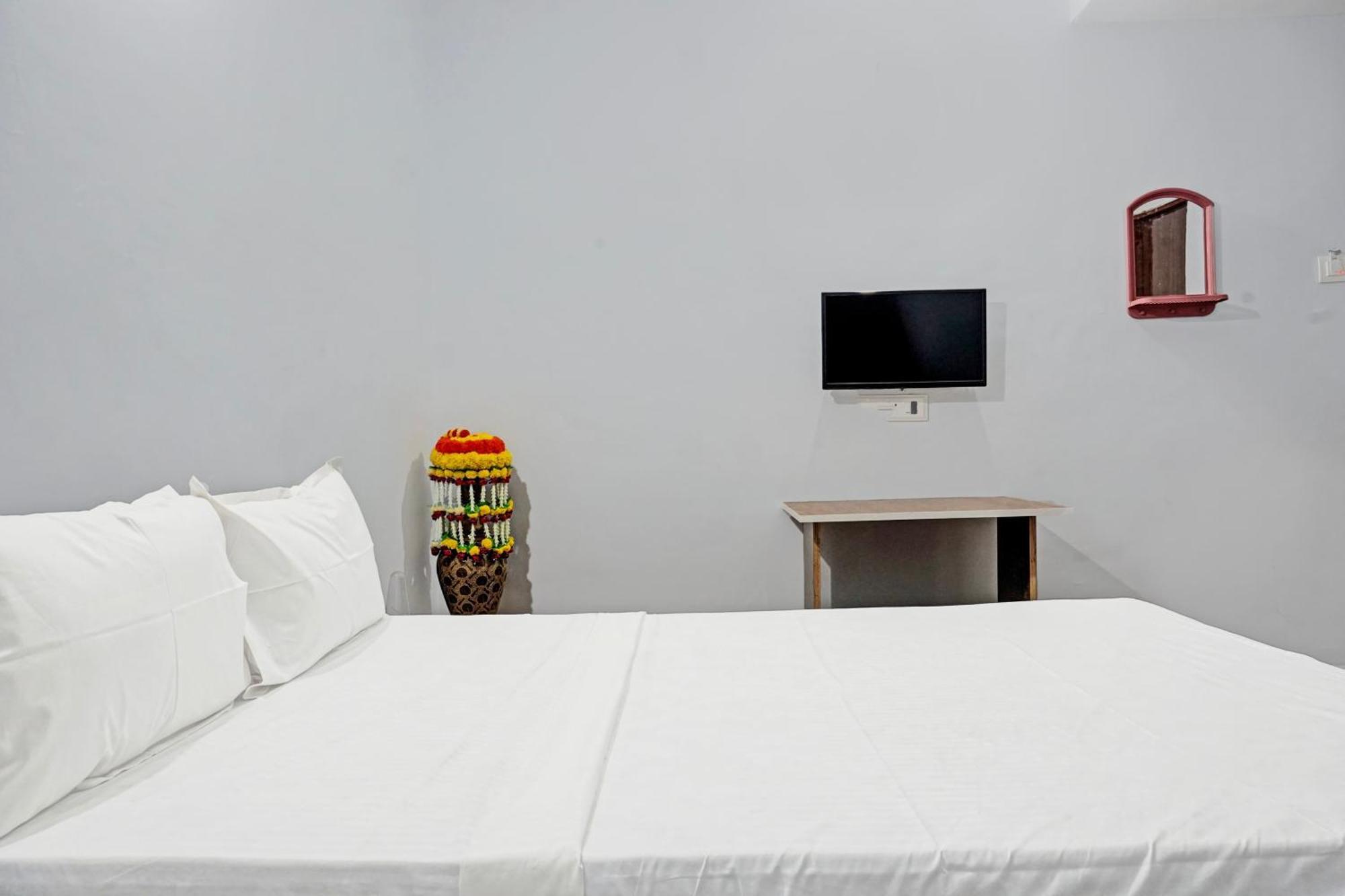Oyo 820503 Lotus Lodge And Guest House Kharakvasla Ngoại thất bức ảnh