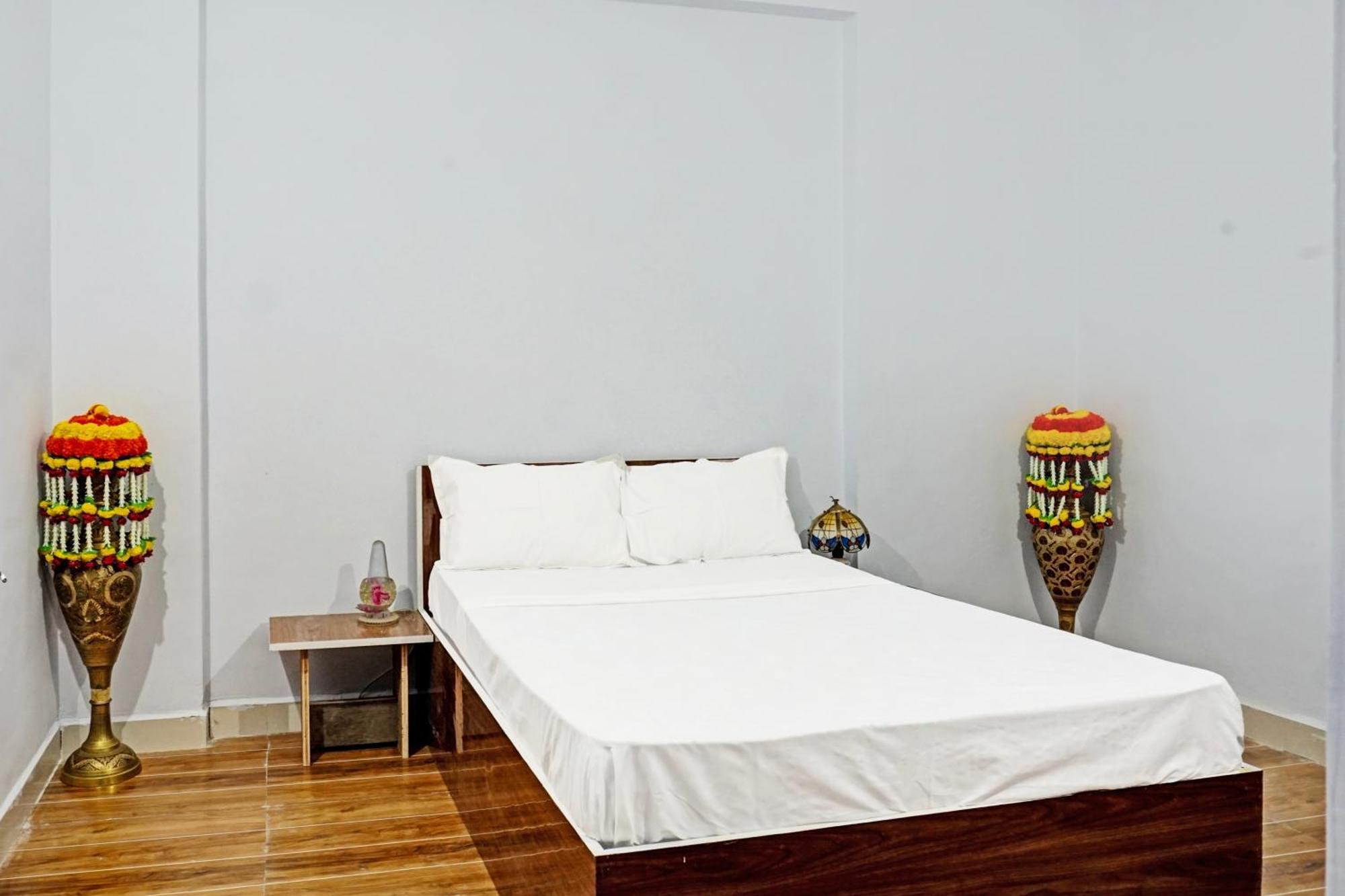 Oyo 820503 Lotus Lodge And Guest House Kharakvasla Ngoại thất bức ảnh